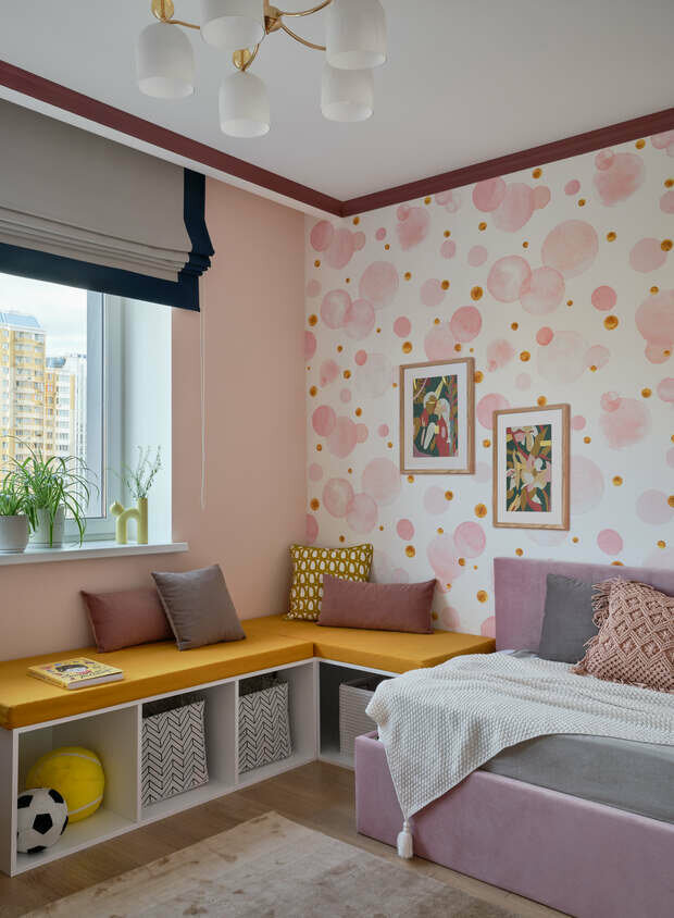 В комнате девочки установили угловое сиденье рядом с рабочим столом на случай, если мама будет помогать делать уроки или в гости придут подружки.