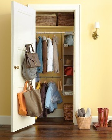 Фотография: в стиле , Гардеробная, Советы, хранение вещей в малогабаритке, хранение вещей, организация хранения – фото на INMYROOM Фотография: в стиле , Гардеробная, Советы, хранение вещей в малогабаритке, хранение вещей, организация хранения – фото на INMYROOM