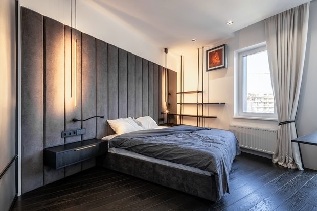 По всей спальне рассредоточена стильная акцентная подсветка, создающая в вечернее время необходимую атмосферу уюта и расслабленности.