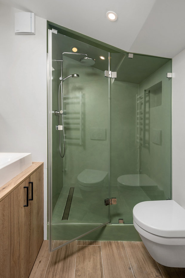 Отделка стен и пола душевой — микроцемент. 