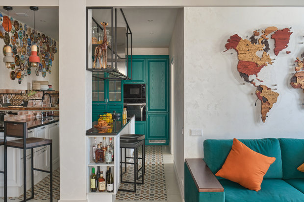 Кухня — самое аутентичное место в доме. Важной задачей было вписать в интерьер множество декоративный тарелочек, привезенных из разных городов. Дизайнер с этим отлично справилась.