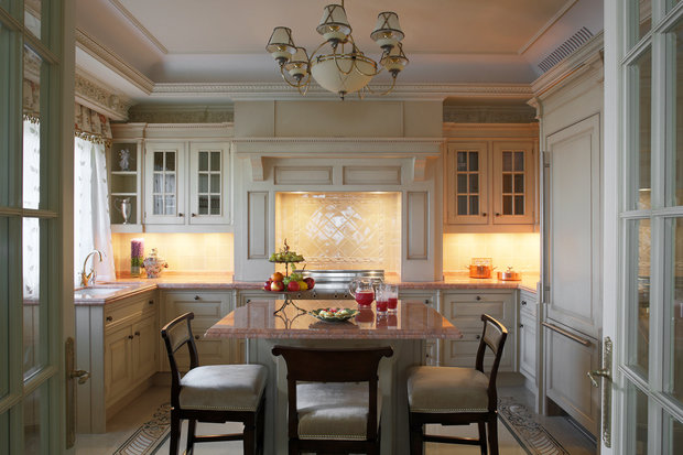 Фотография: Кухня и столовая в стиле Прованс и Кантри, Классический, Квартира, Дома и квартиры, Проект недели – фото на INMYROOM