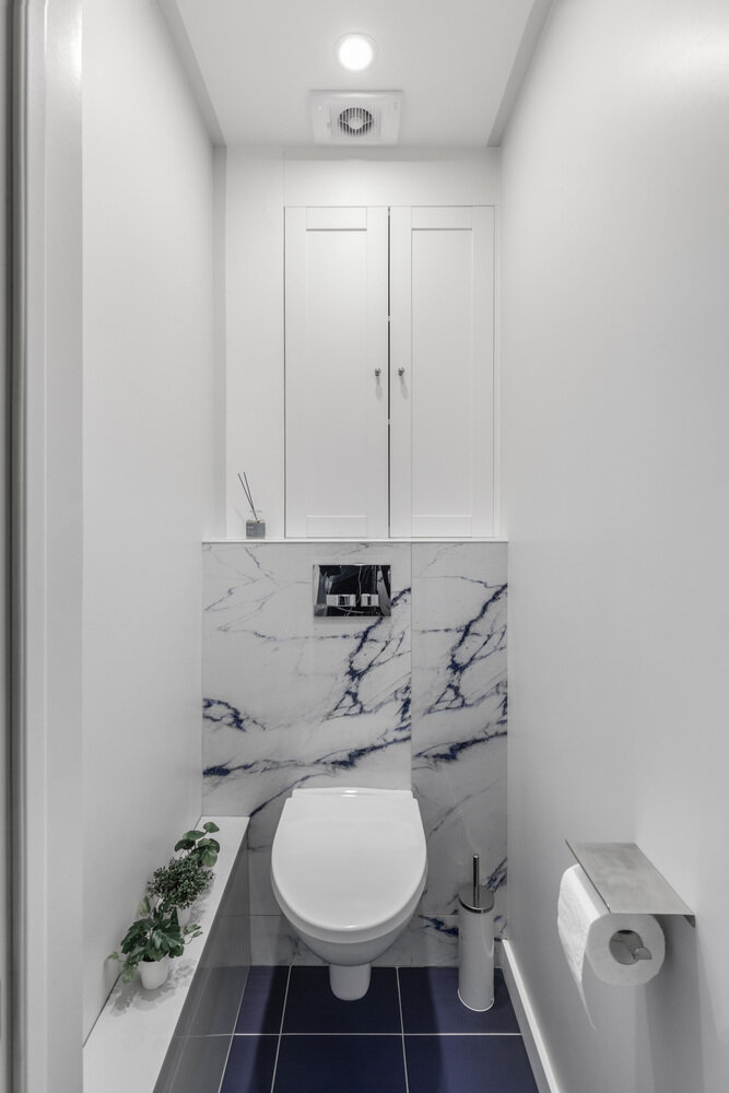 Фотография: в стиле , Ванная, Квартира, Интерьер комнат, Дизайн интерьера, Переделка, маленький санузел, отделка санузла, как обустроить санузел, интерьер санузла, как оформить маленький санузел, переделка хрущевки, Хрущевка, дизайн санузла, интерьер хрущевки, как обновить хрущевку, Хранение в хрущевке, ванна в хрущёвке, ванная в хрущёвке, санузел хрущевки – фото на INMYROOM