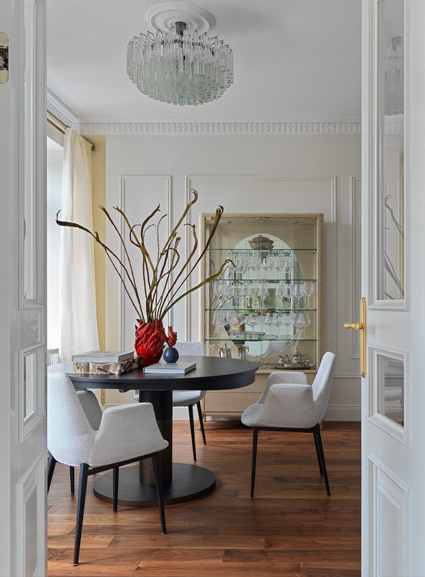 Фартук на кухне выполнен из состаренного зеркала, напротив него находятся распашные двери в гостиную и по оси входа в гостиной буфет Hurtado, также с зеркалом. Они дублируются друг в друге и создают эффект Зазеркалья.