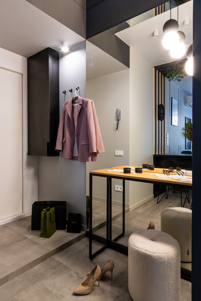 При входе предусмотрели шкафчик, который скрывает щитки, роутеры и систему видеонаблюдения. При входе предусмотрели шкафчик, который скрывает щитки, роутеры и систему видеонаблюдения.