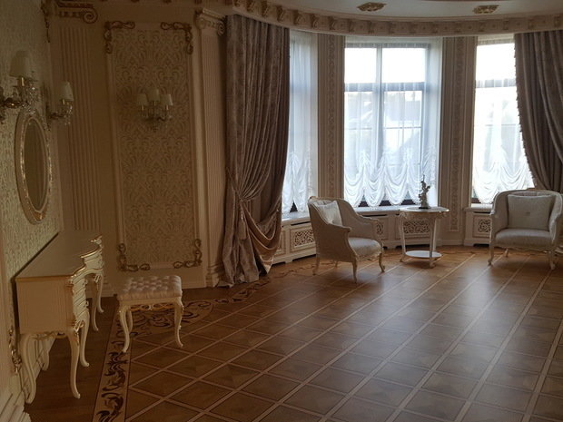 Интерьер гостиной в классическом стиле с лепниной и креслами