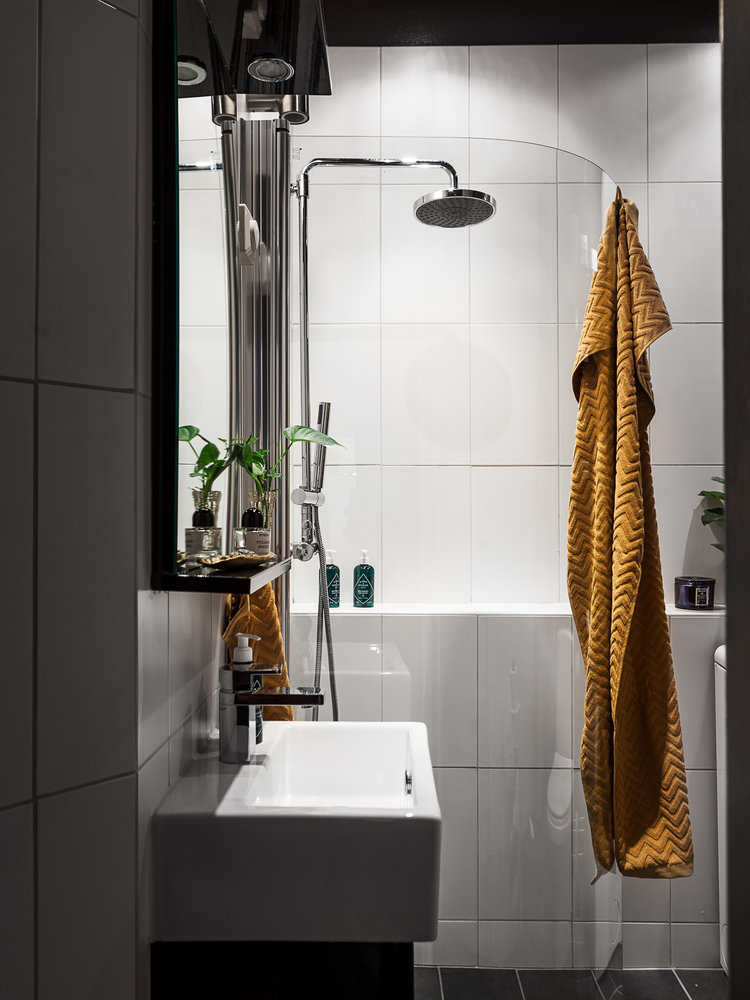 Фотография: Ванная в стиле Современный, Кухня и столовая, Гостиная, Спальня, Скандинавский, Эклектика, Декор интерьера, Квартира, Швеция, Декор, Зеленый, Стокгольм, как создать уютную атмосферу, как обустроить двухкомнатную квартиру, 2 комнаты, 40-60 метров, как сочетать орнаменты – фото на INMYROOM