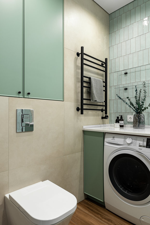 Столешница и полки в нише сделаны из акрилового камня. За дверками над инсталляцией спрятаны фильтры очистки бытовой воды.