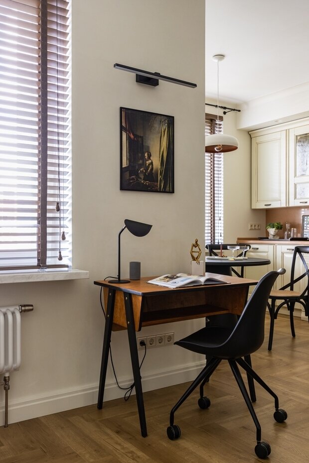 «Письменный стол винтажный, случайно попался на Авито, когда искала для другого заказчика кресло. Влюбилась в него, очень хотелось найти ему применение — в итоге он идеально подошел по размерам, так как квартира небольшая, а рабочее место было необходимо. После реставрации стол обрел новое «место жительства» и очень любим», — рассказывает Мария Качкина.