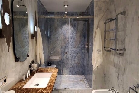 Душевая из мрамора Calcite Blue