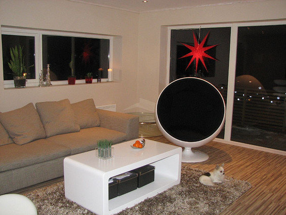 Фотография: Гостиная в стиле Современный, Минимализм, Интерьер комнат, Eero Aarnio, Кресло – фото на INMYROOM