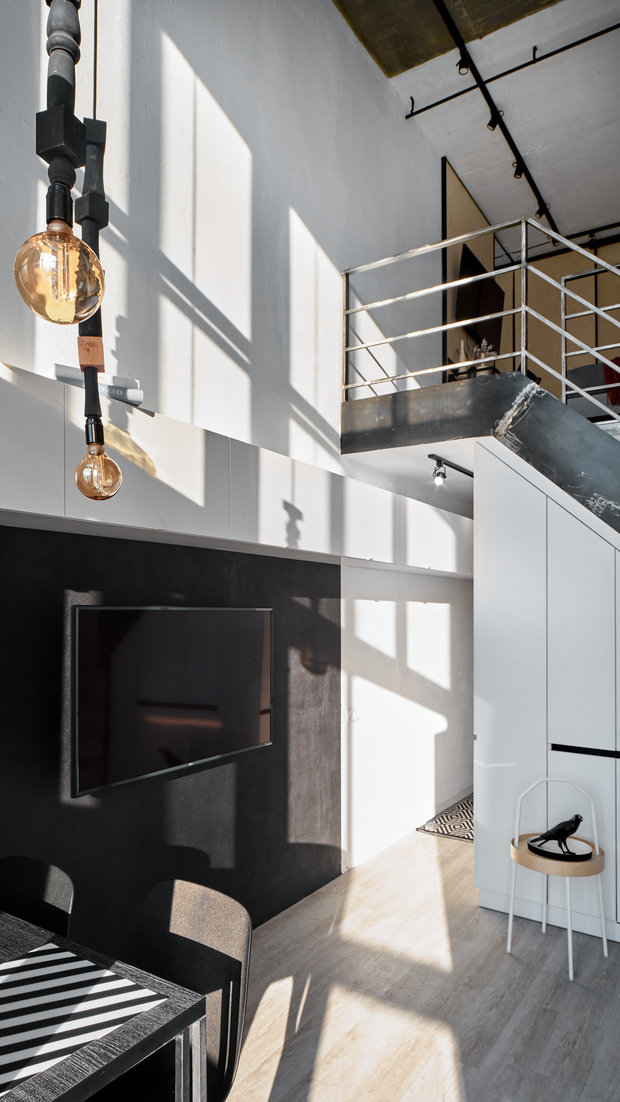 Напротив кухни начинается навесной шкаф до окна: в разных секциях хранятся домашние мелочи, посуда, чайные принадлежности.