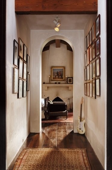 Фотография: Прихожая в стиле Прованс и Кантри, Дом, Терраса, Цвет в интерьере, Дома и квартиры, Бассейн, Камин, Стены, Балки – фото на INMYROOM