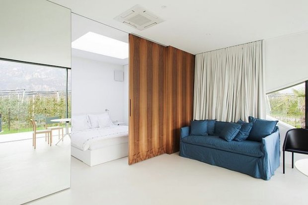 Фотография: Спальня в стиле Минимализм, Современный, Хай-тек, Дом, Италия, Архитектура, Ландшафт, Планировки, Artemide, Мебель и свет, Терраса, Белый, Черный, Шале, Бежевый, Эко, Дом и дача, Больцано, Eckelt, PLANK, Peter Pichler, зеркальные дома, дома с зеркальными стенами – фото на INMYROOM