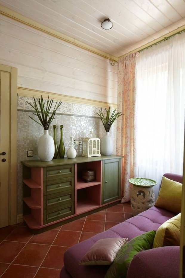 Фотография: Гостиная в стиле Прованс и Кантри, Классический, Дом, Проект недели, Екатерина Блохина, Дом и дача, Московская область, дом из бруса, Антон Корнеев, Korneev Design Workshop, гостиная с камином, как оформить деревянный дом, дом с мансардой – фото на INMYROOM