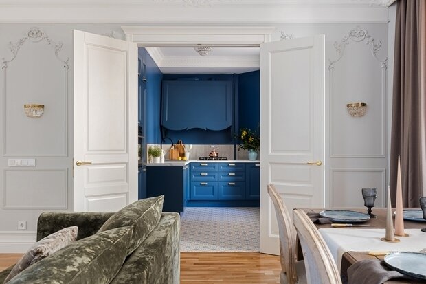 В ванной комнате, на кухне и при входе использована плитка 20х20 см с акцентным рисунком.