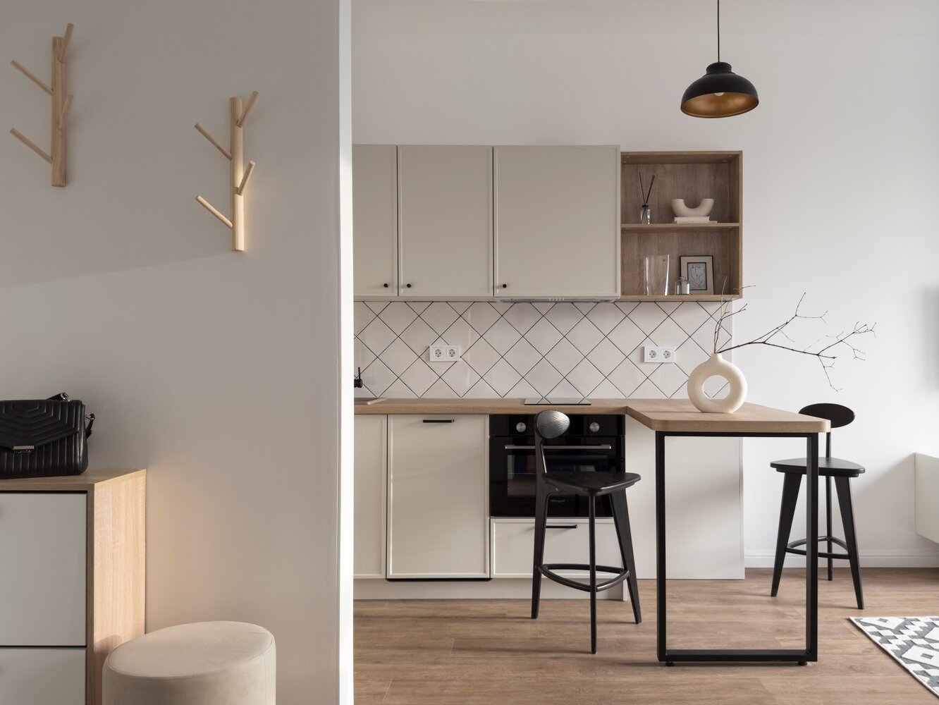 Фотография: Кухня и столовая в стиле Современный, Малогабаритная квартира, Квартира, Минимализм, Проект недели, Москва, Монолитный дом, 2 комнаты, до 40 метров, Елена Бунак – фото на INMYROOM Фотография: Кухня и столовая в стиле Современный, Малогабаритная квартира, Квартира, Минимализм, Проект недели, Москва, Монолитный дом, 2 комнаты, до 40 метров, Елена Бунак – фото на INMYROOM