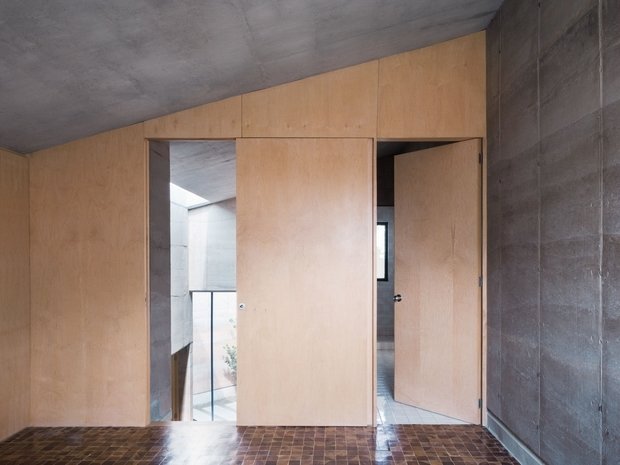 Фотография: Прихожая в стиле Лофт, Современный, Дом, Белый, Минимализм, Серый, Коричневый, Мексика, Дом и дача, земляной дом – фото на INMYROOM