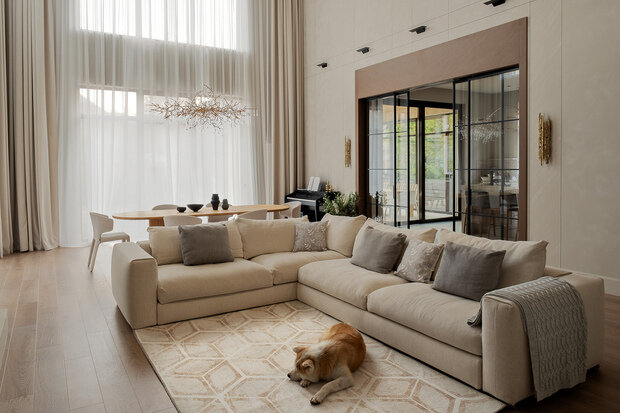 Фотография: Гостиная в стиле Современный, Минимализм, Дом, Проект дня, Дом и дача, Московская область, 4 и больше, Более 90 метров, Барвиха, современный с элементами классики и роскоши – фото на INMYROOM