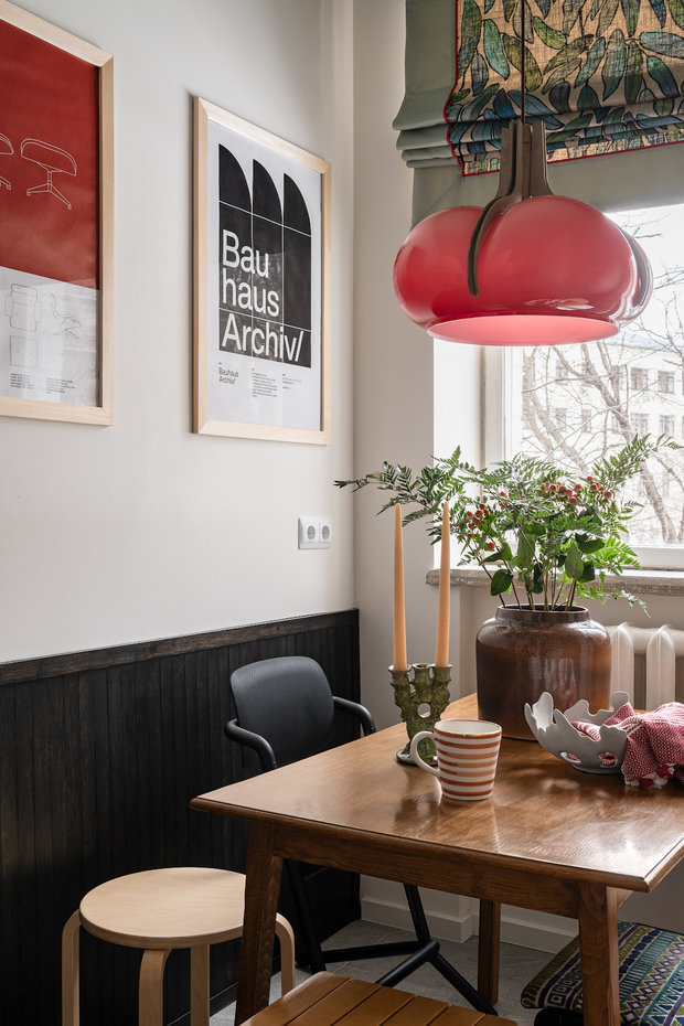 Весь потолочный свет в квартире винтажный, в духе времени постройки дома, собран на Авито. Также в детской присутствует наследственная винтажная прикроватная тумба. Один из стульев на кухне тоже достался в наследство и дорог сердцу хозяев.