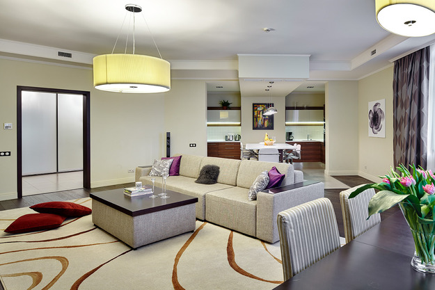 Фотография: Гостиная в стиле Современный, Классический, Эклектика, Квартира, Планировки, Аксессуары, Harlequin, Декор, Мебель и свет, Белый, Проект недели, Москва, Красный, Зеленый, Бежевый, Розовый, Коричневый, Фуксия, Ideal Lux, Villeroy & Boch, Hansgrohe, Johnlewis, Fab Ceramica, The White Company, SofaSofa, Eglo, Desiners Guild, Дарина, Геометрия света, Окно в Париж, Екатерина Маркелова, Beindesign, современная американская классика – фото на INMYROOM