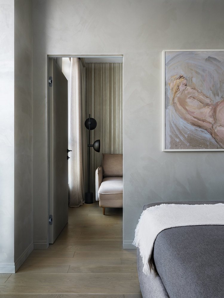 В спальню ведет скрытая дверь без наличников. В спальню ведет скрытая дверь без наличников.