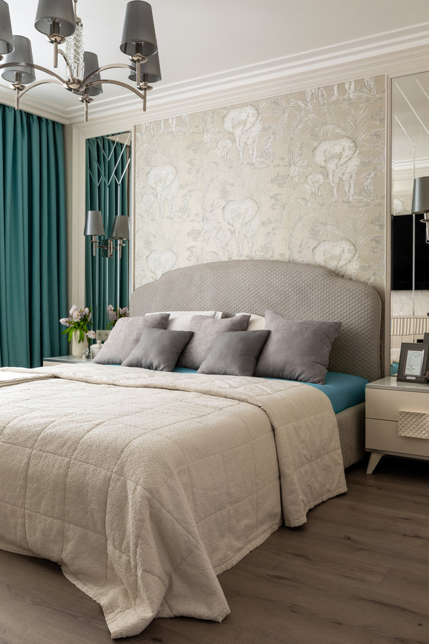 Спальню сделали в мягких тонах, но добавили немного лазурного оттенка. 