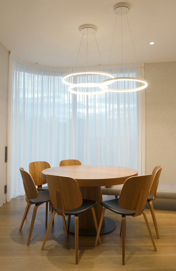 Интерьер кухни и столовой в стиле джапанди с элементами минимализма